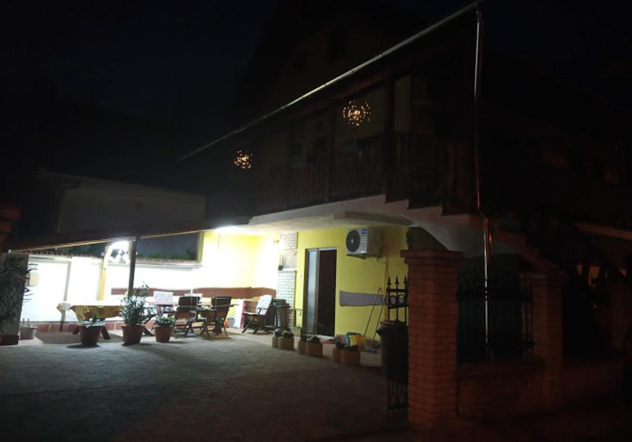 Bazsi Apartman Hajduszoboszlo Ngoại thất bức ảnh